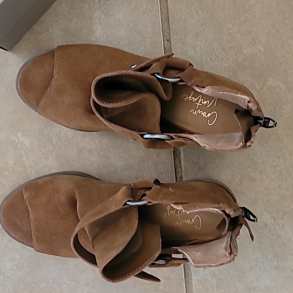 Shoes - Picture 2 of 4